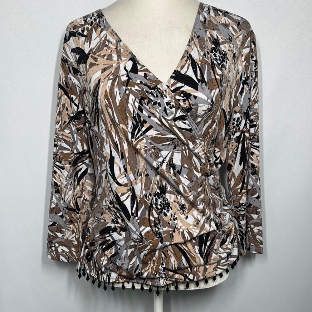 ❤️3/$30 Dress Barn Women's V-Neck Patterned Top